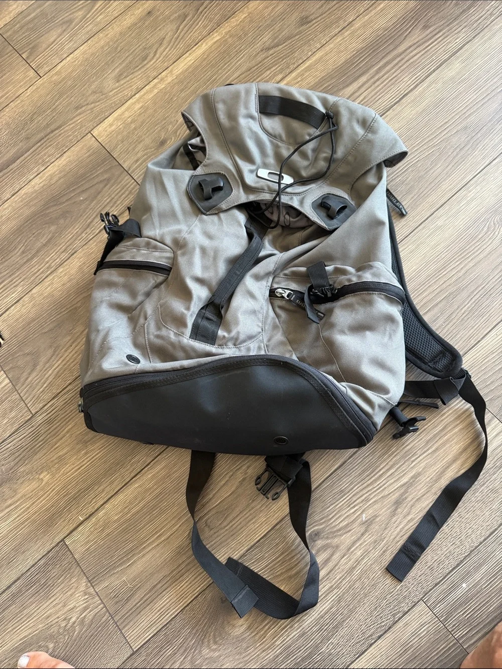 Oakley Latitude Flex Pack 30L Granite Gray Black Utility Backpack